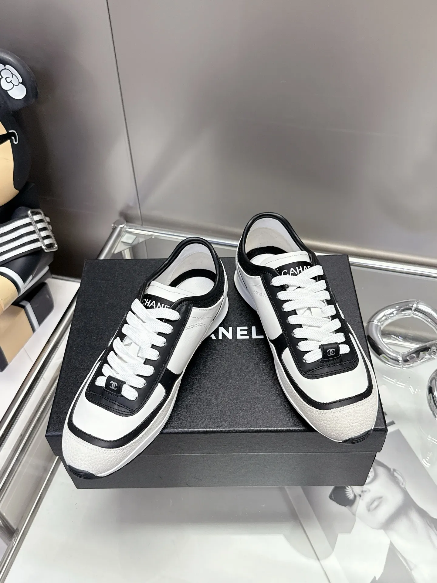👟👟Ex-factory price 500👟👟 (size 35-40) Chanel 25p panda sneakers! It’s really out of the spotlight recently, and there’s a reason why it’s so popular! The upper is made of first-layer calfskin, with a sheepskin lining, which is breathable and comfortable. It has a full whitening effect and can easily show off your slender legs when paired with any style of clothes. Whoever wears it will look better~ The comfort level is simply amazing. Beauty and comfort coexist, and they are extremely versatile. Wearing it can easily walk ten or twenty thousand steps without any pressure, and it feels light and breathable. The classic black and white color scheme is really the best for spring and summer wear! No matter what kind of clothes you wear in daily life, you can never go wrong. You can mix and match them beautifully and look very delicate and stylish. People with wide feet don’t have to worry about making their feet look fat. Wearing it will make your feet look better. I really love this pair of shoes. Come and get a pair to make your steps more comfortable and fashionable!
